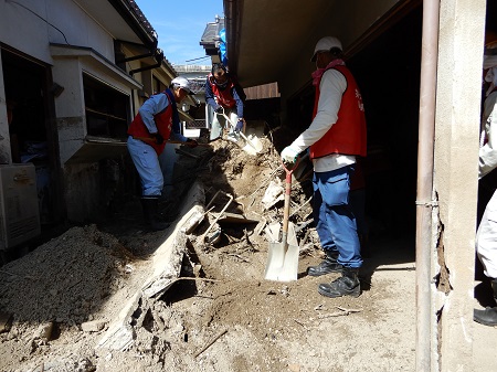 土砂かきだし作業の様子1