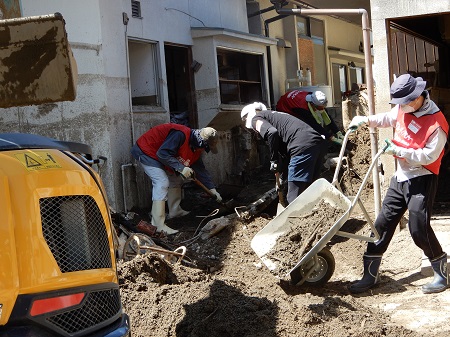 土砂かきだし作業の様子2