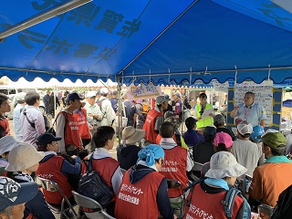 ボランティアの活動風景1：みんなで説明を聞いています