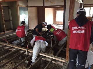 ボランティアの活動風景4：床下の泥だし