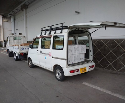 水道局の車両に支援物資を積み込んだところの写真