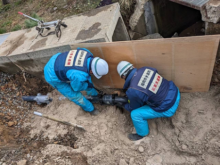 漏水調査及び排水管の応急処理の写真