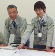 打ち合わせをする二人の写真