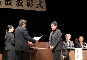 新人賞を受賞する様子