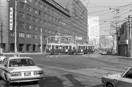 路面電車が走っていた頃の渡辺通１丁目交差点の写真　西日本鉄道株式会社より提供