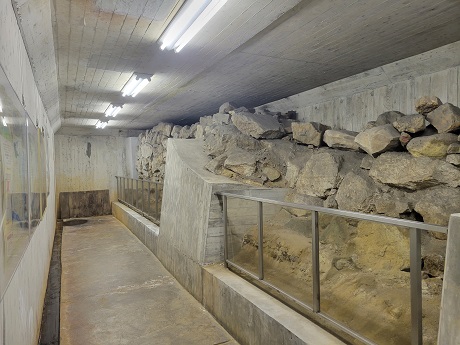 福岡城跡堀石垣保存施設内部の写真