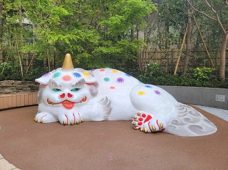 福岡大名ガーデンシティの広場に設置されている狛犬の写真