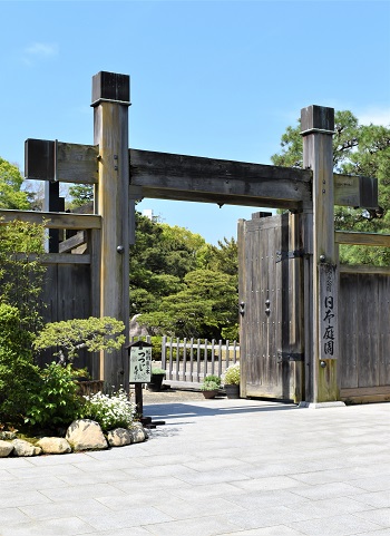 日本庭園の門の写真