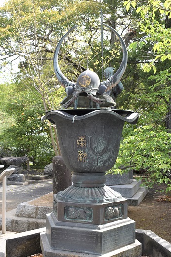 てるも神社の兜写真