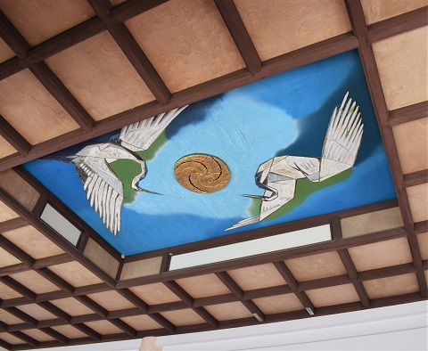 てるも神社の鶴が描かれた天井写真