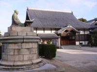 貝原益軒座像と金龍寺本堂