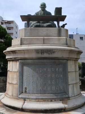 金龍寺(今川二丁目)にある貝原益軒の銅像の写真