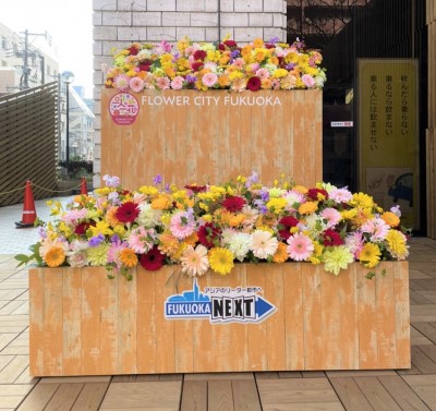 キレイなお花で彩られたフォトスポットを設置した様子