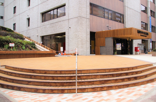 木のぬくもりを感じる開放的な玄関に生まれ変わった中央区役所玄関前広場の様子