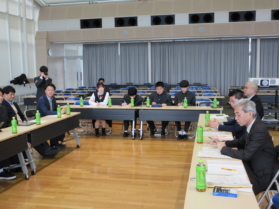大濠高校生徒会の皆さんとの意見交換会の様子