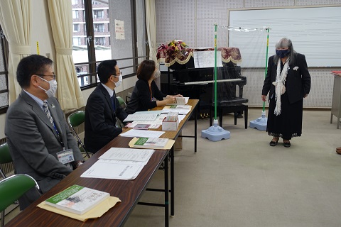 写真：岩さき先生がお話ししている様子