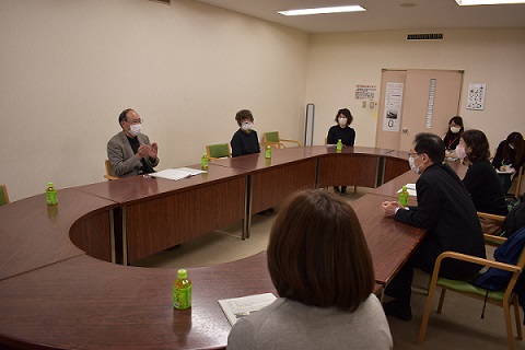 懇談中の写真
