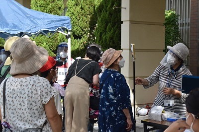 写真：避難所の受け付け