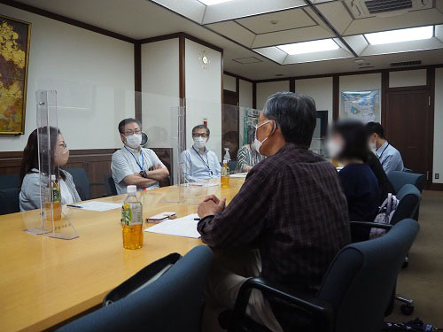 中央区探検隊と区職員が意見交換する様子