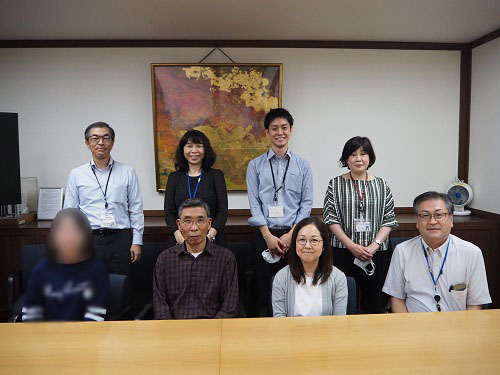 中央区探検隊と区職員との集合写真