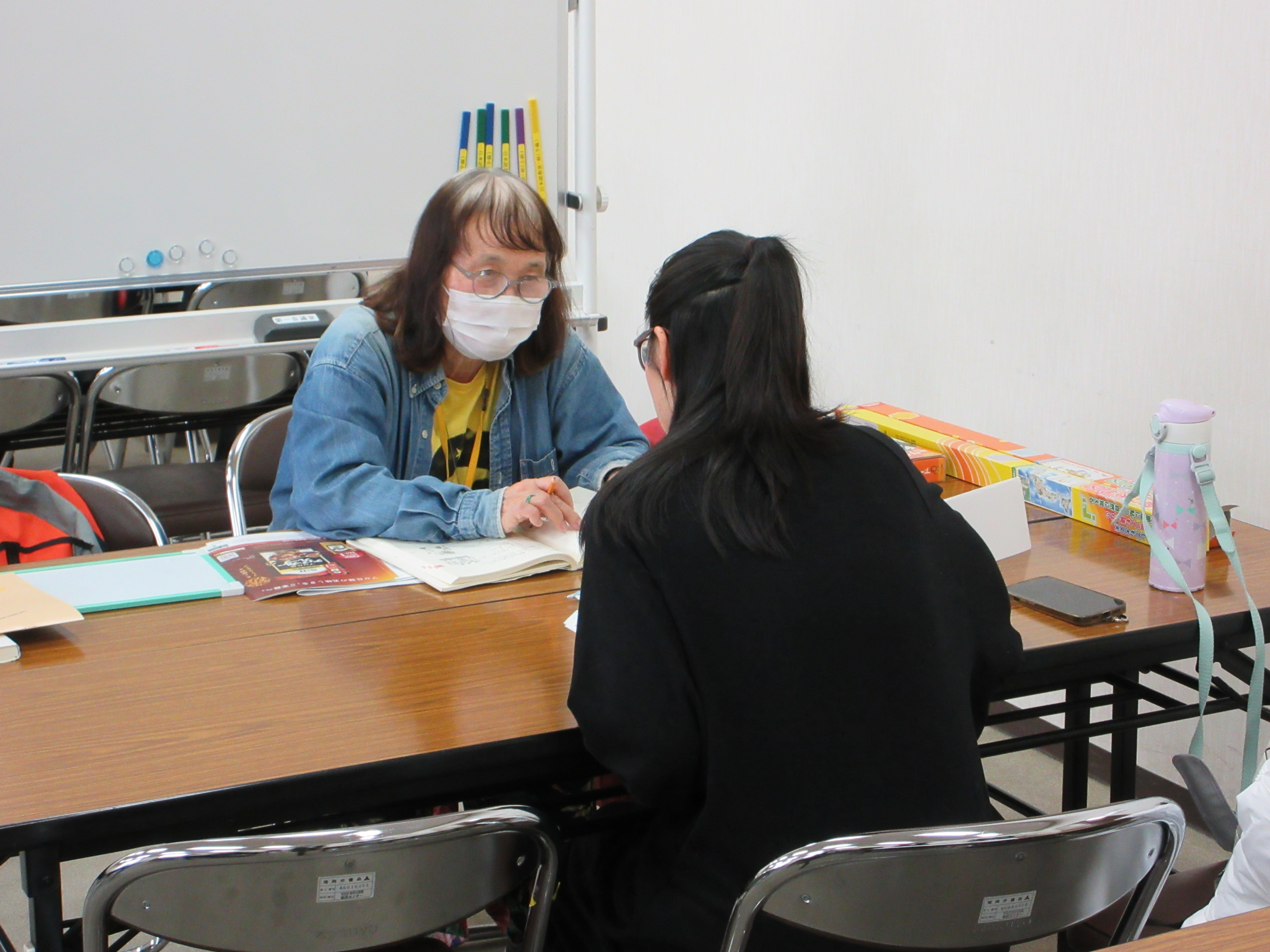 教室で日本語を教える様子