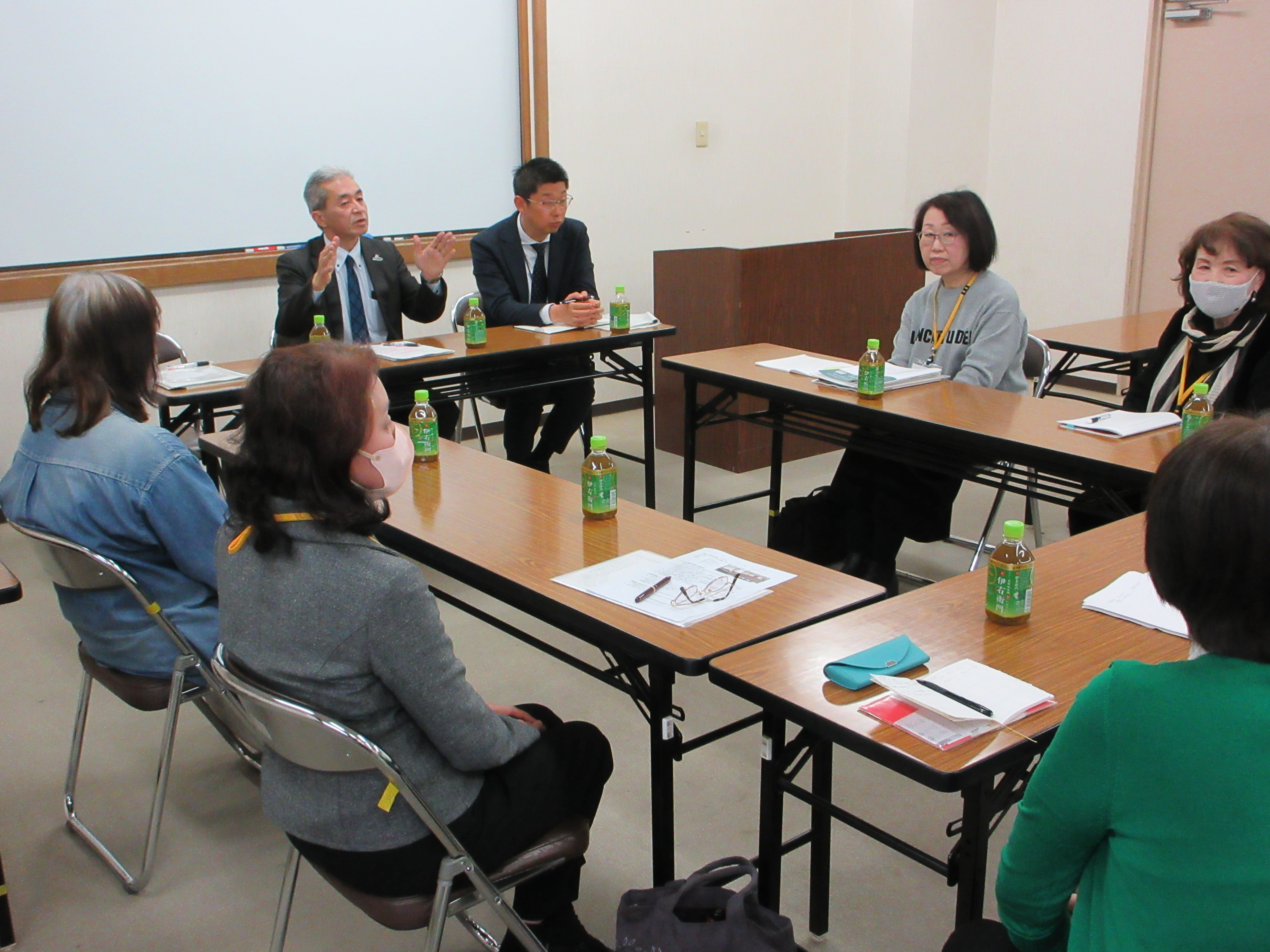 ボランティアスタッフと区長が懇談している写真