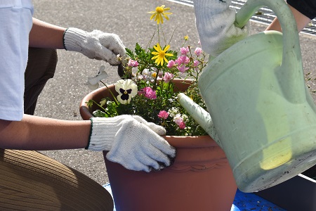花にお水をあげる児童