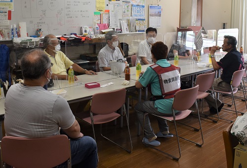 写真：地域の代表者たちとの区長との意見交換会