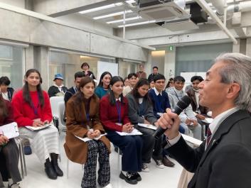 区長が質問しているところ