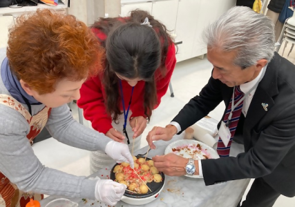 たこ焼きを焼いている写真