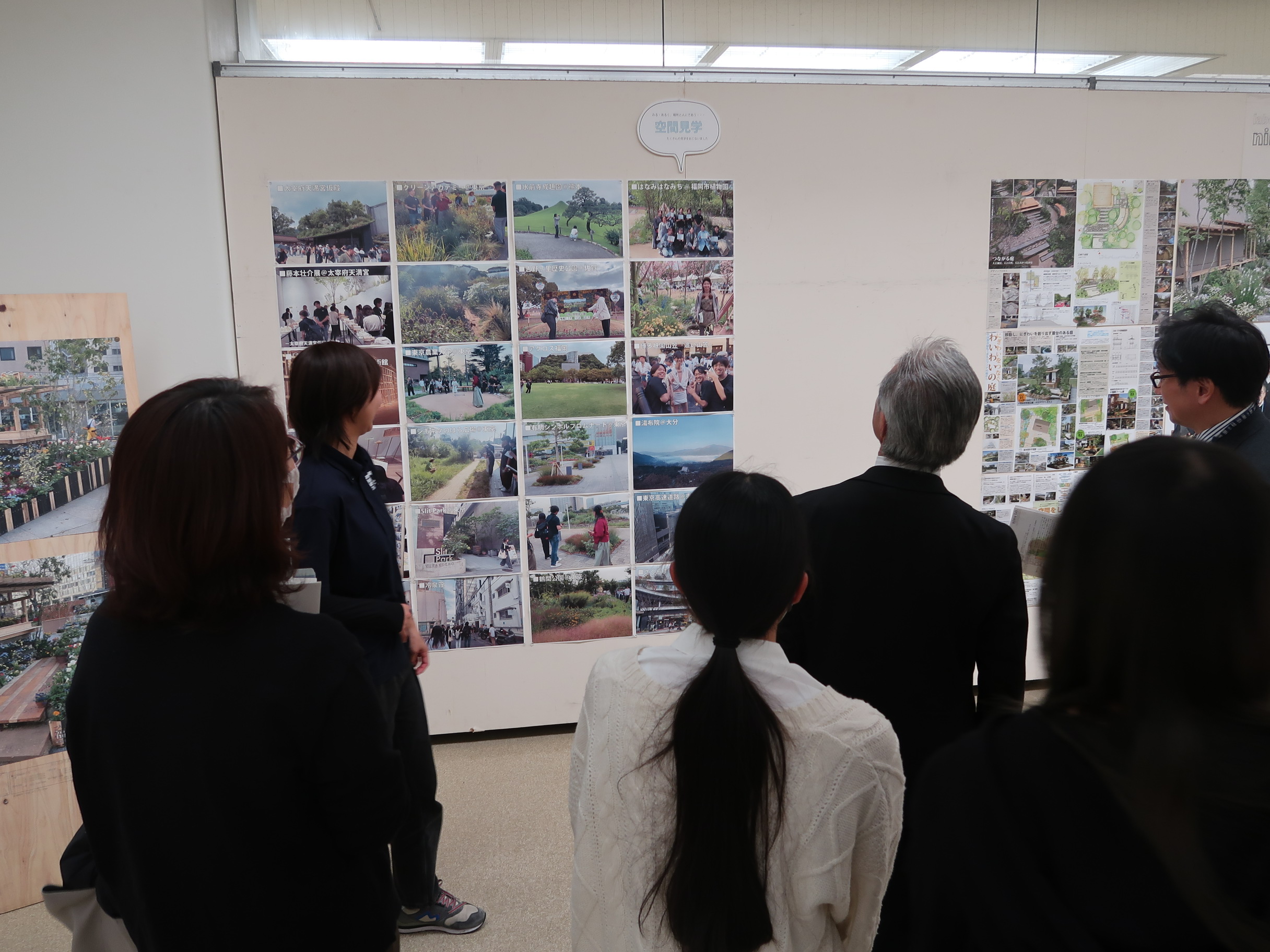 展示パネル案内の様子