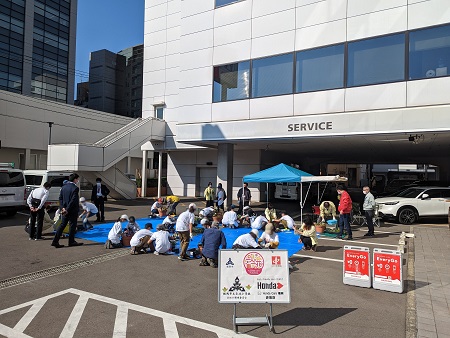 赤坂小の児童たちと花植えをする様子