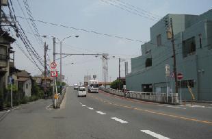 現在の麦野跨線橋の写真