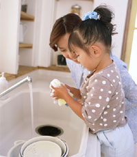 親子が食器を洗っている様子