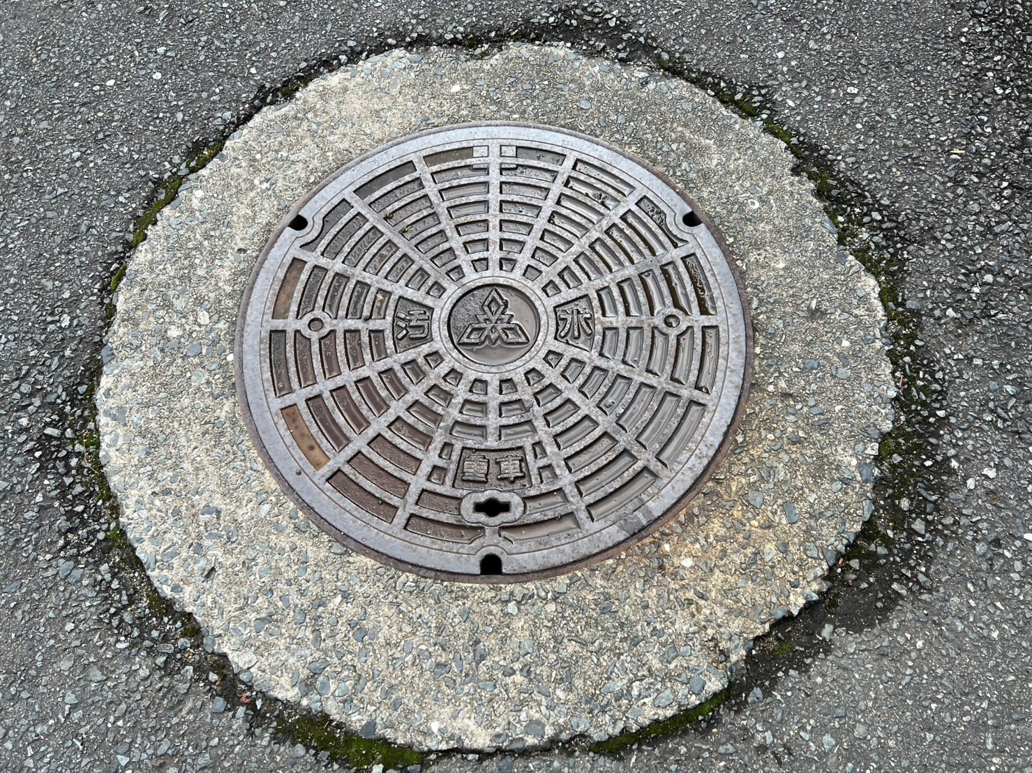 古い穴あきマンホール蓋の写真