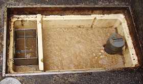 適切に管理されていないグリーストラップの例の画像