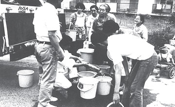 水を配給する様子の写真