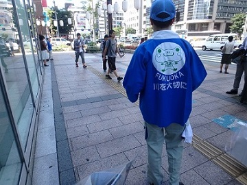 チラシなどを配布している写真