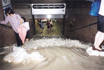 地下街に流れ込む雨水被害の写真
