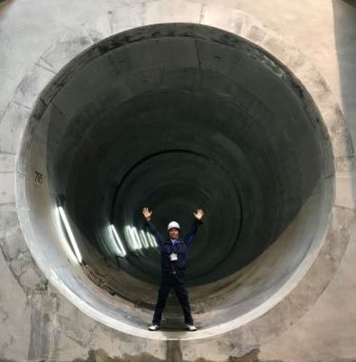 雨水貯留管［中部2号幹線］に人が立って大きさの比較をしている写真