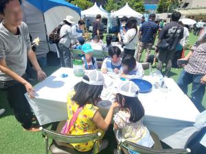 水の不思議を楽しく学ぶ様子