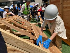 小さな家を建てる様子