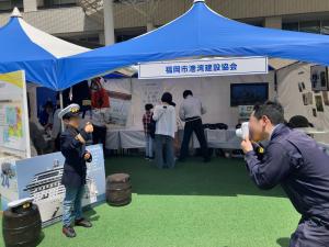 港湾の制服を着て記念撮影する様子