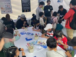 マンホール柄の缶バッジを作る様子