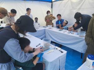 コンクリートでモアイ像作りの様子