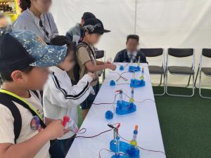 水素ロケット体験の様子