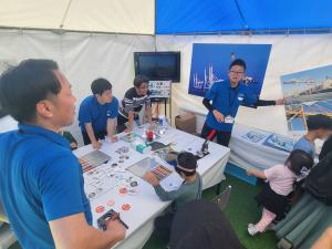 缶バッジ作りの様子