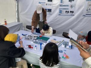 地下鉄車両のペーパークラフトを作る様子