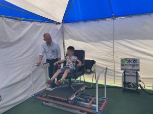 デモ機で免震を体験する様子