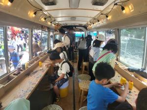 ウッドワーキングバスで木工体験の様子